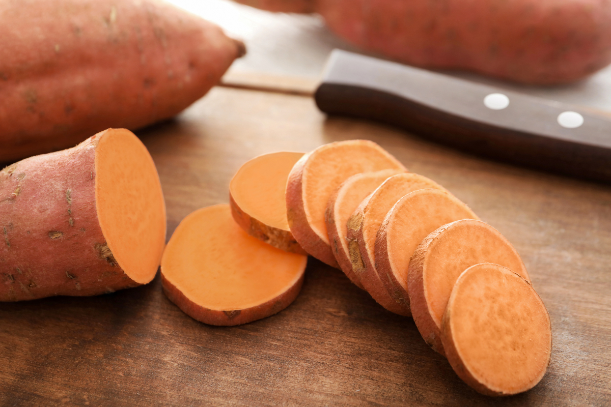 Zoete aardappel stamppot met geitenkaas, honing en walnoten